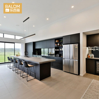 Mobili da Cucina Moderni di Lusso in Finitura Opaca Grigio Antracite con Piano di Lavoro in Marmo Bianco, Elettrodomestici Integrati, Cucina Modulare Personalizzata