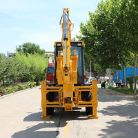 Mini-chargeuse-pelleteuse 4x4 flexible avec divers accessoires tels que tarière et brise-roche pour les routes rurales et les infrastructures agricoles