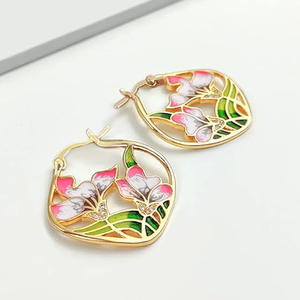 Orecchini a Cerchio E4806 con Fiore Dorato, Cristalli e Strass, Gioielli Raffinati per Uso Quotidiano - Product Image 6