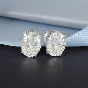 Orecchini FOXI in Argento Sterling 925 con Diamante Moissanite Ovale da 1,5 Carati, Montatura a 4 Griffe, Chiusura a Vite - Product Image 1