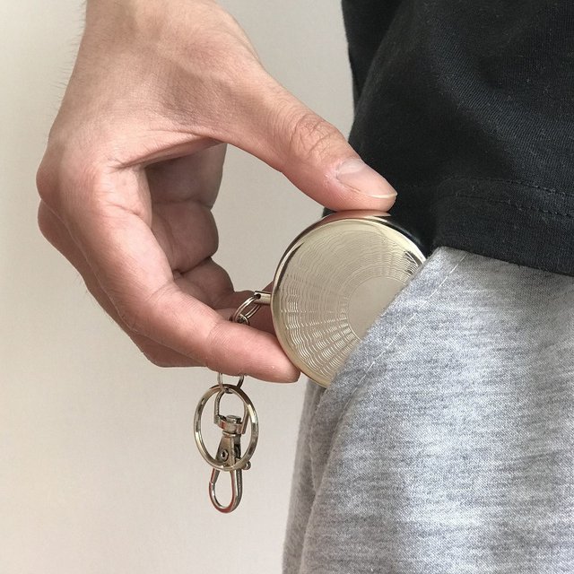 Portable Keychain Metal Pocket Ashtray Round Alloy & Zinc for Outdoor Kitchen Living Room Use for Smoking Cigars Packaged in Box