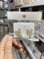 Les nouvelles boucles d'oreilles en alliage de perles d'imitation papillon sont élégantes, faciles à assortir et à la mode avec des strass