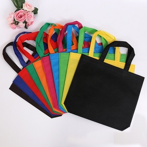 Vente directe usine – Sacs cadeaux haut de gamme en tissu tissé, épais et recouverts d'un film, sacs de retour cadeaux, sacs multicolores - Product Image 3