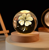 Moderno para el diseño de astronauta 3D LED Sistema Solar Luz de noche Suministro USB recargable Bola de cristal luminosa para la decoración del dormitorio del hogar