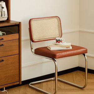 Silla de comedor tapizada en cuero con estructura metálica y respaldo de ratán, estilo nórdico moderno para sala de estar, cafetería, hotel, restaurante - Product Image 2