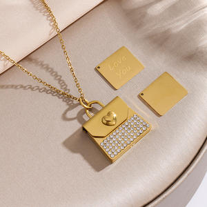 Collana Personalizzata con Ciondolo a Forma di Borsetta in Acciaio Inox Placcato Oro, Incisione Personalizzata per Coppie - Vendita all'Ingrosso - Product Image 2