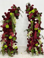 Arche florale artificielle rouge-orangée EverBloom Studio pour décoration de scène de mariage de luxe