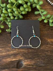 Pendientes Colgantes de Plata de Ley y Turquesa Kingman Hechos a Mano por los Navajo, Joyería para Mujer, Regalo - Product Image 4