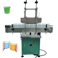 Nieuwe cosmetische flessen, rietdiffuser, wijn, whisky, likeur, voedsel, binnenplug, transportband, afdichtings- en persmachine