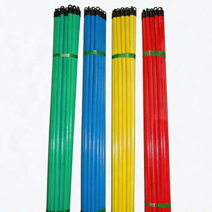 Manico in legno rivestito in PVC verde, blu, giallo, rosso, liscio, con estremità ad anello per scopa, mocio, rastrello - Product Image 1