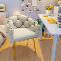 Fauteuil rembourré élégant avec pieds dorés, dossier souple et accoudoirs, idéal pour salon, chambre, salon de manucure, portable, en tissu velours rose, style moderne.