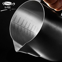 Pichet à lait en acier inoxydable pour latte art, avec bec verseur en forme de gourde, graduations de mesure, 400 ml, design moderne et minimaliste, plateau gradué