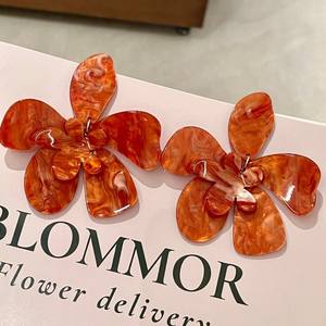Boucles d'oreilles clous surdimensionnées en forme de fleur, double couche, orange, en acrylique/résine/lucite, bijoux tendance pour femme, idéales pour les soirées - Product Image 5