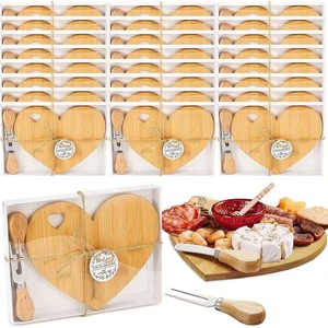 Planche à découper en forme de cœur en bambou avec ensemble de couteaux à fromage, couleur bois naturel, pour servir le fromage et les goûters - Product Image 1