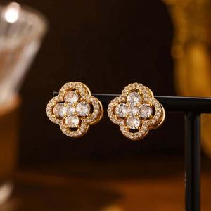 Boucles d'oreilles à clous pour femmes haut de gamme et tendance, design trèfle à quatre feuilles rotatif, polyvalentes, super brillantes, style luxe léger - Product Image 3