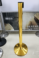 Poteau de guidage en aluminium doré poli avec barrière à sangle rétractable pour la gestion des files d'attente dans les aéroports, hôtels et événements