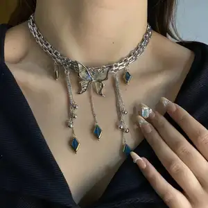 Ожерелье с кисточками в виде бабочки