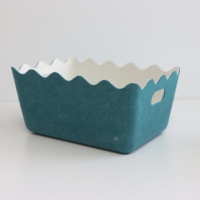 Panier de rangement en feutre ondulé bicolore avec moulures intégrées, poignées découpées et bordure fleurie