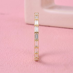 Bague d'anniversaire en or massif avec diamant de laboratoire taille baguette et sertissage barre pour bijoux de mariage et collections nuptiales - Product Image 4