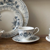 Service de table en céramique bleu floral vintage, motif floral classique, assiettes et bols de style campagnard français pour la maison