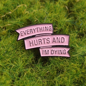 Broche de oficina de humor oscuro-"Todo duele y me estoy muriendo" con contraste Rosa-negro, accesorio de estilo subcultural - Product Image 2