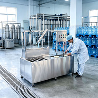 Chaîne de production d'eau en bouteille de 3,5 gallons avec machine de remplissage, ligne d'embouteillage et équipement de nettoyage et de capsulage