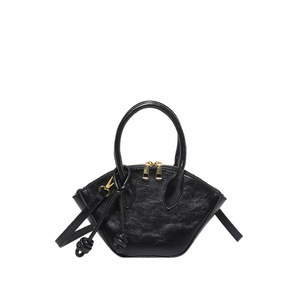 Sac à main demi-lune mini pour femme en cuir PU brillant avec détail nœud, porté épaule - Product Image 6