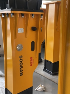 Brise-roche hydraulique SOOSAN SB50 silencieux avec burin de 100 mm pour excavatrices, chargeuses et mini-chargeuses de 11 à 16 tonnes avec garantie - Product Image 5