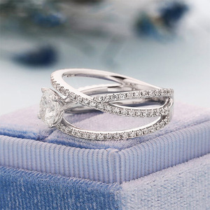 Anello di Fidanzamento F196 per Donna in Oro Bianco con Diamante Taglio Brillante Rotondo Colore G Naturale e Diamanti Laterali - Product Image 3