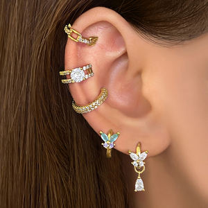 Pendientes de aro Huggies de mariposa hipoalergénicos chapados en oro de 18 quilates con gotas - Product Image 6