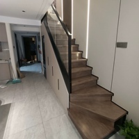 Escalier flottant moderne de haute qualité en forme de L pour intérieur, avec garde-corps en verre trempé, bois massif et fer forgé