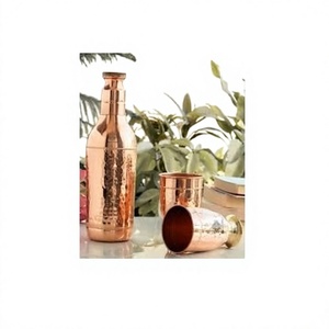 Bouteille d'eau en cuivre pur avec deux verres, forme courbée vintage, finition martelée à la main, gourde d'hydratation sans joint - Product Image 1