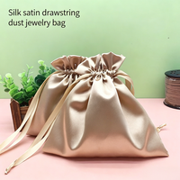 Vente en gros de pochettes à cordon en tissu de satin de soie de couleur bonbon, imprimées avec logo personnalisé, différentes tailles, sac à bijoux