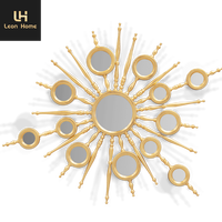 Miroir mural rond Boca Do Lobo, design rustique antique, en forme de soleil, avec cadre en métal finition dorée, pour villa et mobilier d'art.