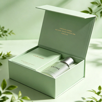 Boîte cadeau rigide magnétique vert menthe en matériaux recyclés avec logo personnalisé, finition mate et vernis UV pour emballage de coffret parfum