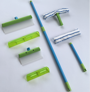 Nettoyeur de <span class=keywords><strong>vitres</strong></span> télescopique écologique Greenwell, raclette en silicone <span class=keywords><strong>pour</strong></span> voiture avec réservoir d'eau et poignée réglable - Product Image 1