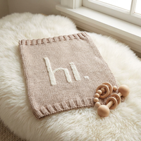 OEM Personnalisé 45x60cm "hi." Couverture de poussette tricotée brodée pour bébé, cadeau de naissance pour les boutiques de vêtements pour nouveau-nés