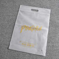 Sacs de shopping en plastique givré avec logo personnalisé, poignée découpée et fermeture à glissière pour l'emballage de manteaux et de cadeaux