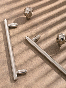 Ensemble de poignées de meuble en T en titane argenté moderne avec boutons géométriques en alliage de zinc pour armoire de cuisine et penderie - Product Image 2