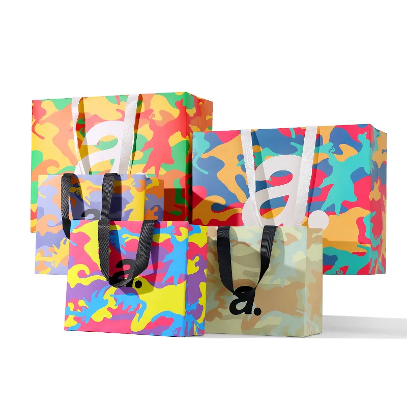 Toptan baskılı marka Logo tasarım promosyon lüks giyim perakende hediye alışveriş mücevherat renkli kağıt saplı çanta