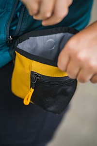 Muestra Gratuita de Bolsa de Premios para Perros de Felpa Teddy Sherpa, Bolsa de Cintura Cruzada para Exteriores, Logotipo Personalizado, Bolsa de Cinturón para Pasear Perros con Aspecto Lujoso y Cálido - Product Image 4