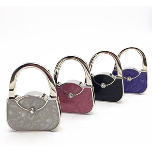 ตะขอแขวนกระเป๋าแบบพับได้ รูปทรงกระเป๋าถือ สำหรับแขวนขอบโต๊ะ พกพาสะดวก ใช้จัดระเบียบสิ่งของสำหรับเดินทาง พร้อมส่ง (RTS)  ขั้นต่ำในการสั่งซื้อน้อย - Product Image 1