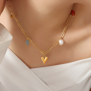 Collana con Ciondolo a Cuore in Perla d'Acqua Dolce e Pietra Naturale, Gioiello Regalo per Fidanzata - Product Image 3