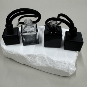 Logotipo personalizado 8ml Gradiente Negro Frosting Forma cuadrada Coche Colgante Difusor Botella de perfume de vidrio con tapón de rosca de madera - Product Image 2