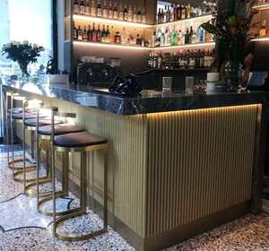 Barra de <span class=keywords><strong>Bar</strong></span> Premium con Panel Dorado a Rayas e Iluminación LED, Estación de <span class=keywords><strong>Bar</strong></span> con Cubierta de Mármol para Locales de Hostelería de Lujo - Product Image 1