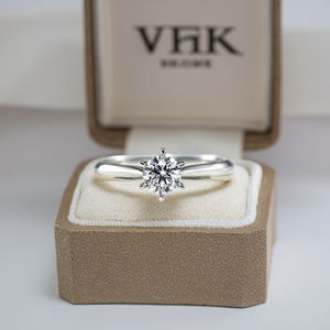 Anello ANJALI da Donna in Oro 18k con Diamante Sintetico Bianco Taglio Brillante 0.5CT Colore D Montatura a Sei Griffe - Product Image 1