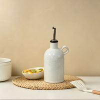 Carafe à huile en céramique mouchetée avec poignée et bec verseur en acier inoxydable pour huile d'olive et vinaigre de cuisine