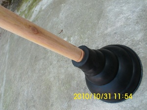 Lavandino wc in gomma stantuffo con manico in legno - Product Image 2