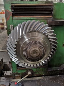Engranaje de piñón de corona de mecanizado CNC, engranajes cónicos en espiral de acero aleado - Product Image 2