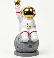 Grande sculpture d'astronaute en FRP assis sur la lune, avec casque plaqué or, statue d'astronaute pour hall de centre commercial et décoration intérieure